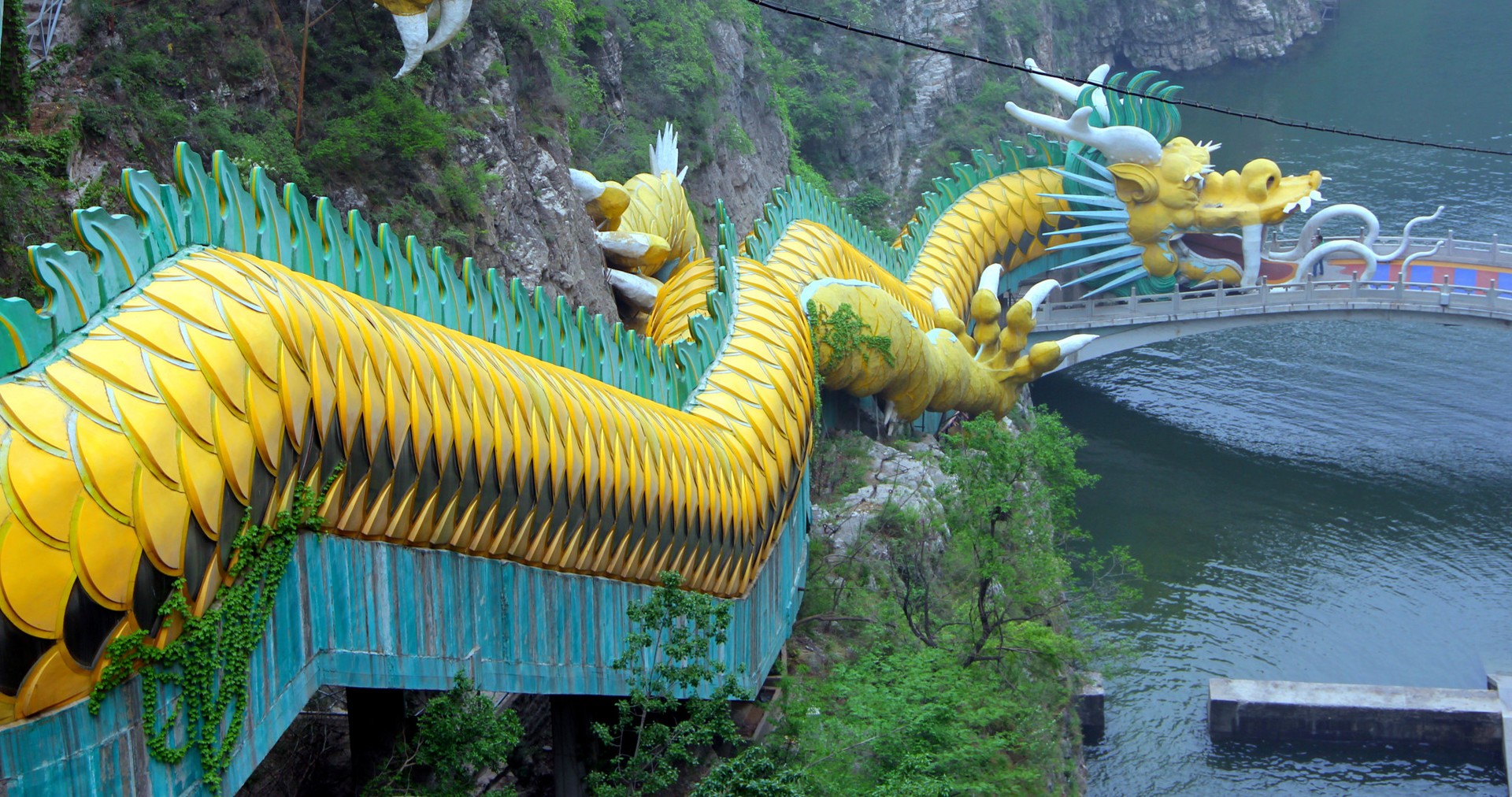 龙庆峡风景区位于北京市延庆县城
